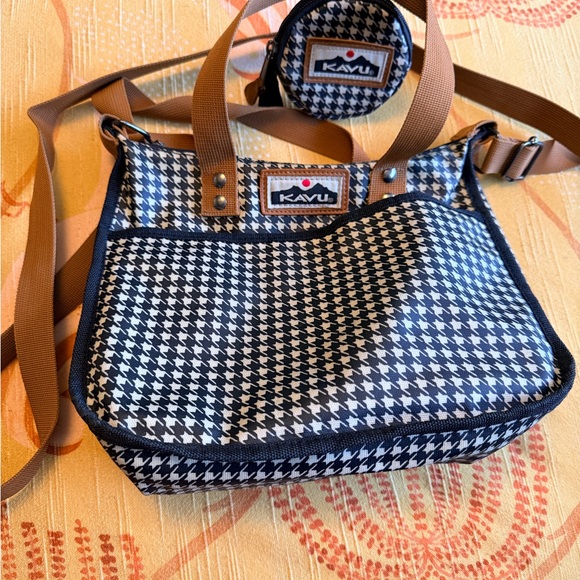 Kavu Handbags - Kavu Black and White Houndstooth Crossbody Bag with matching Coin Purse